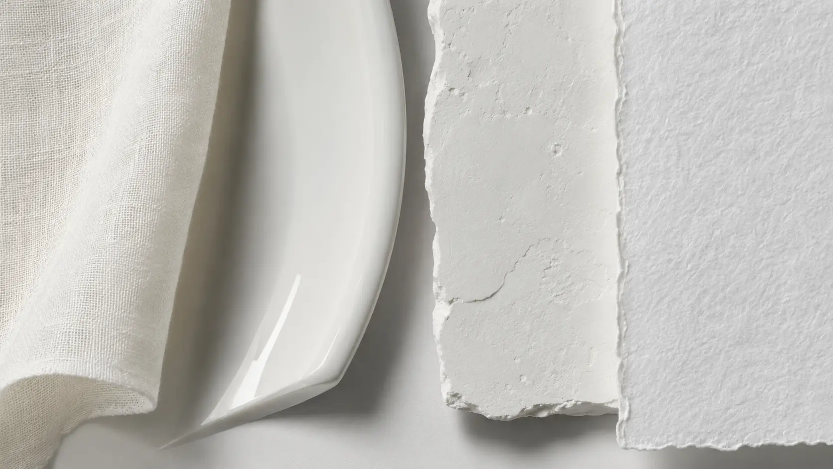 Étude de matières blanches : lin tissé, porcelaine brillante, plâtre mat et papier coton fibreux